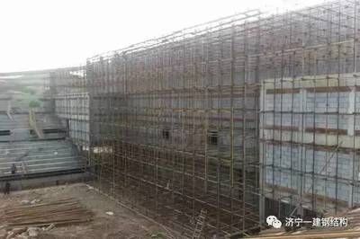 大型網(wǎng)架的主體安裝方法有哪些,？（小拼單元或散件直接在設(shè)計位置總拼的方法不需要大型機械）
