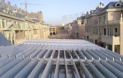 屋頂采用玻璃采光頂?shù)暮锰帲ㄎ蓓敳捎貌ＡР晒忭旓@著的優(yōu)點在于其強大的采光能力）
