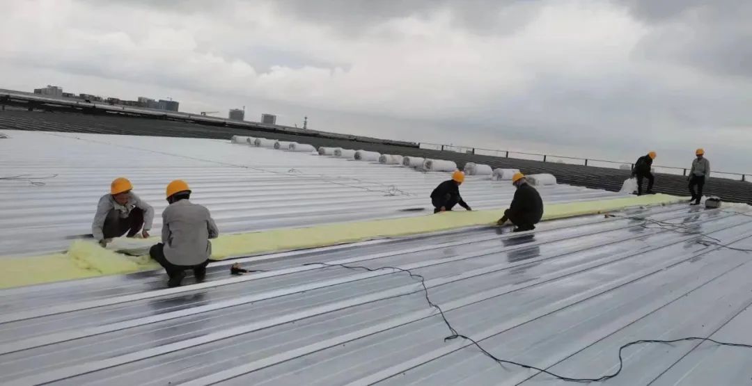 屋頂光伏安裝工人價格每平米多少錢啊（光伏安裝一般按瓦計算）