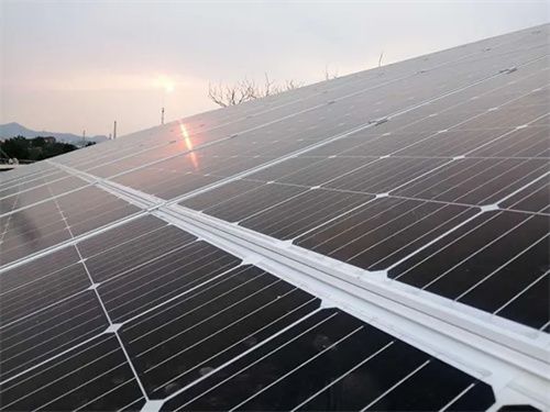 房頂上安光伏發(fā)電對人有傷害嗎(屋頂安裝光伏發(fā)電系統(tǒng)會對人體造成危害嗎?) 鋼結(jié)構(gòu)框架施工 第1張 房頂上安光伏發(fā)電對人有傷害嗎(屋頂安裝光伏發(fā)電系統(tǒng)會對人體造成危害嗎?) 鋼結(jié)構(gòu)框架施工 第1張